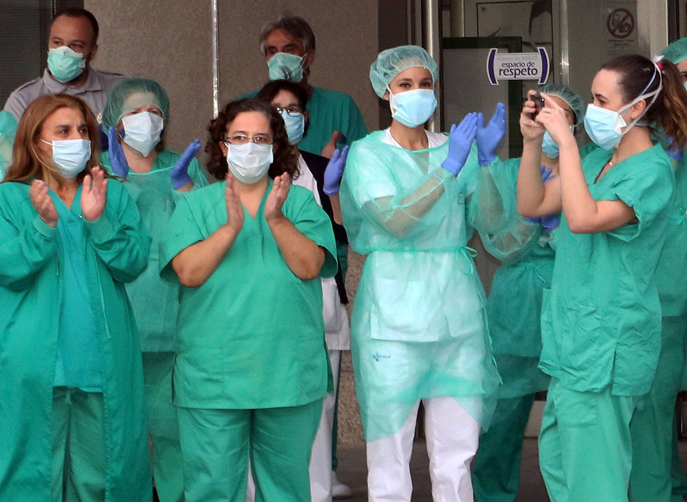 Personal sanitario aplaude a las puertas de Urgencias.