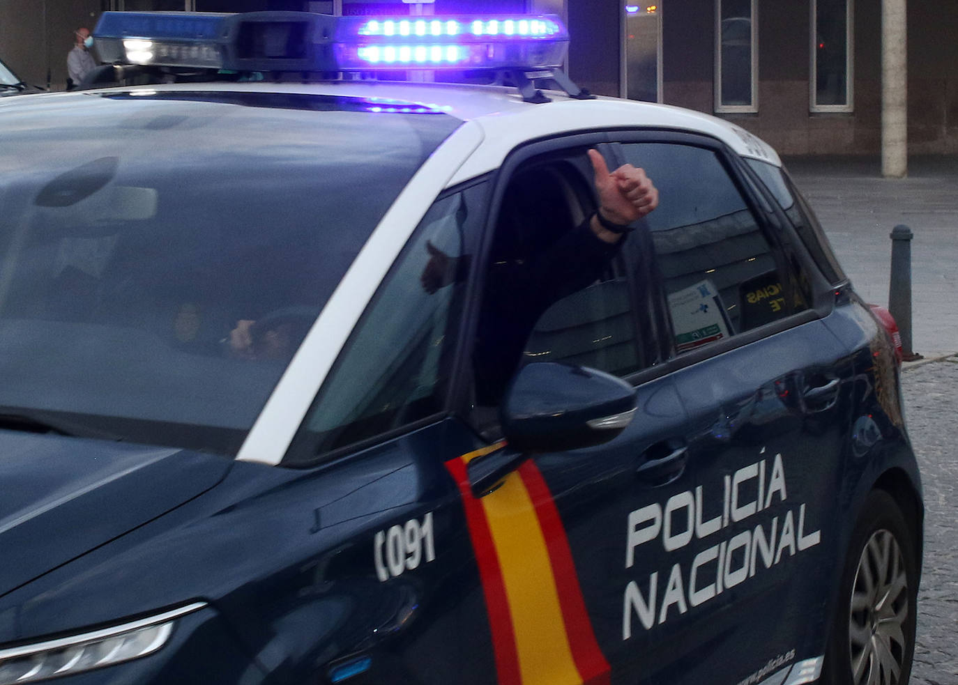 Personal sanitario aplaude a las puertas de Urgencias.