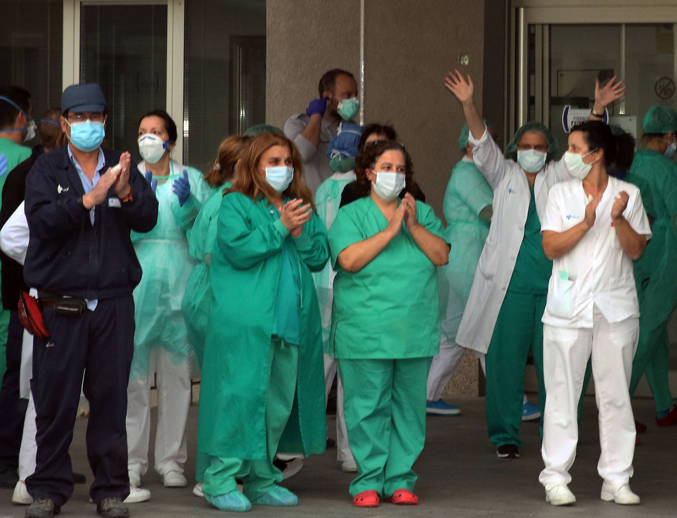 Personal sanitario aplaude a las puertas de Urgencias.