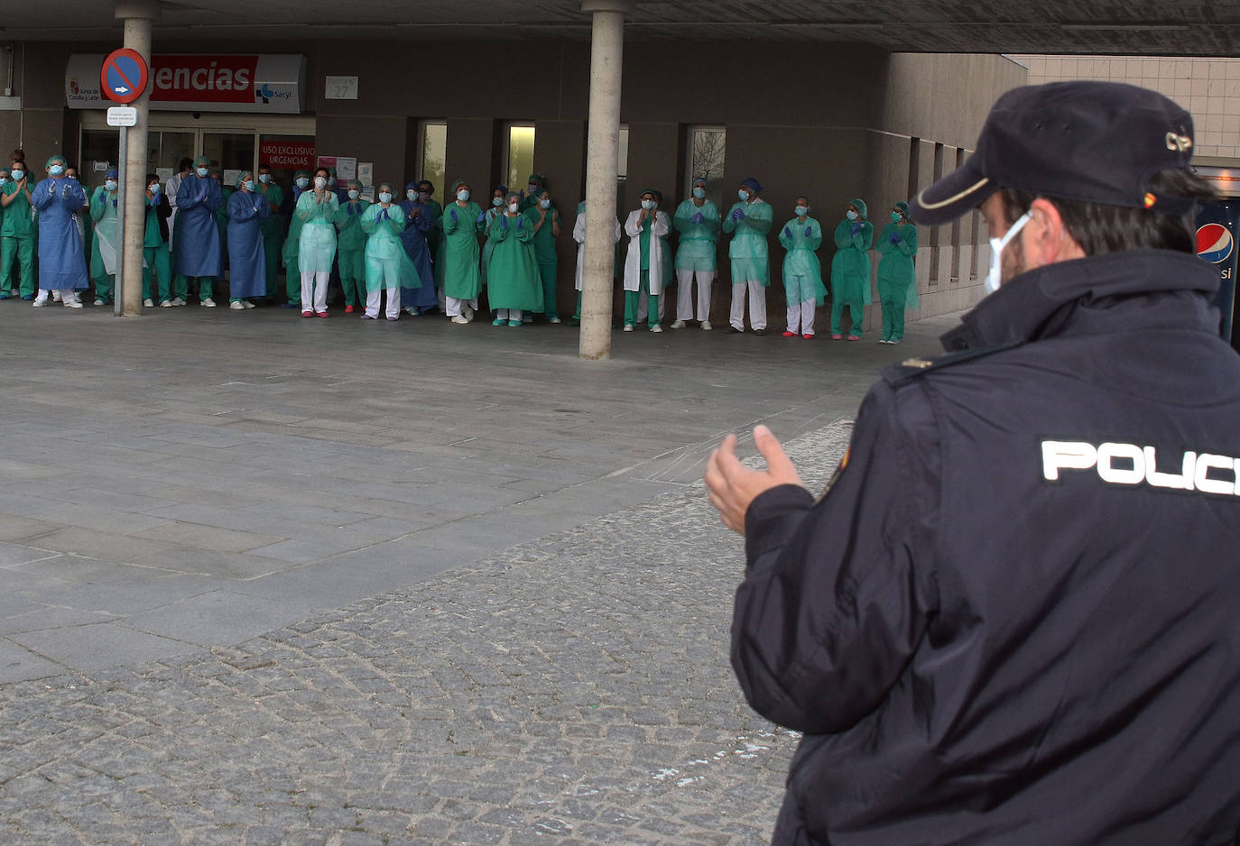 Personal sanitario aplaude a las puertas de Urgencias.