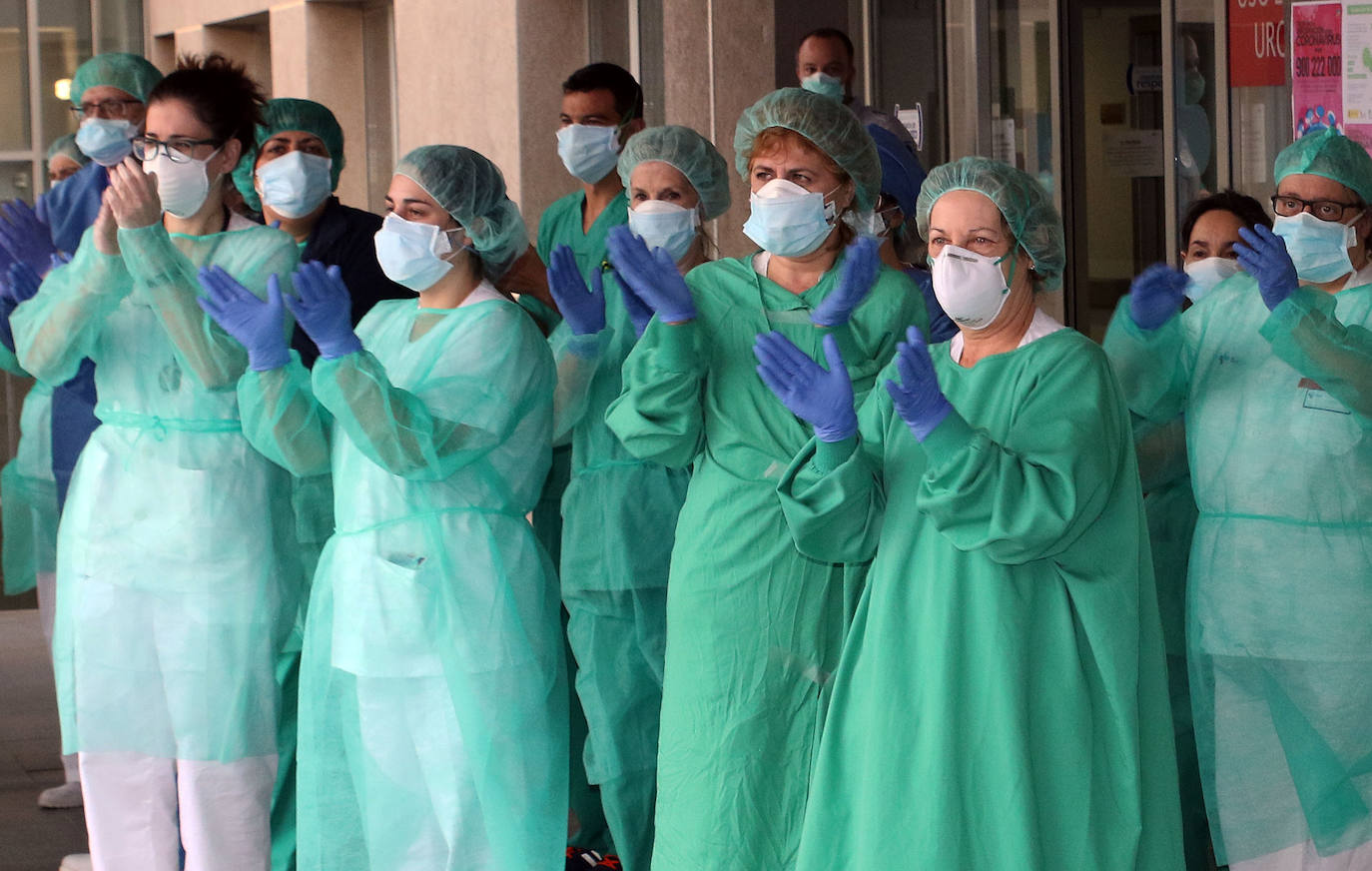 Personal sanitario aplaude a las puertas de Urgencias.