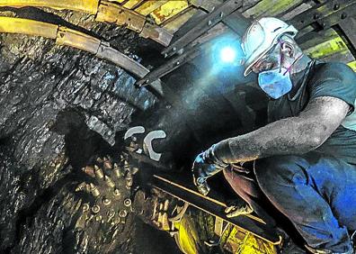 Imagen secundaria 1 - 1. David Hevia Simón carga con el equipo de respiración autónomo de circuito cerrado. Pesa 15 kilos y con él entrena la Brigada de Salvamento, de la que forman parte las otras cuatro personas que aparecen en la fotografía.