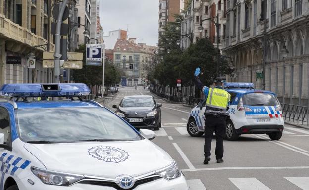 Denunciadas seis personas por tomar el sol en plena calle del Cuatro de Marzo en Valladolid