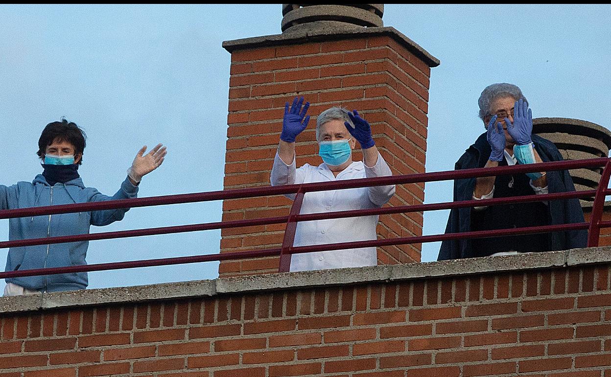 Residentes de la Beneficencia saludan a quienes les aplauden desde los balcones. 