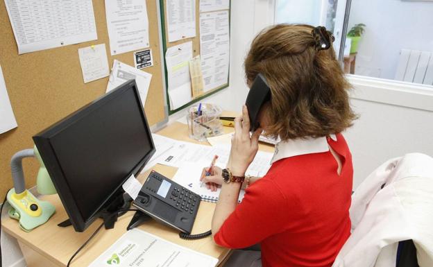 Una voluntaria atiende una llamada en la sede del Teléfono de la Esperanza. 