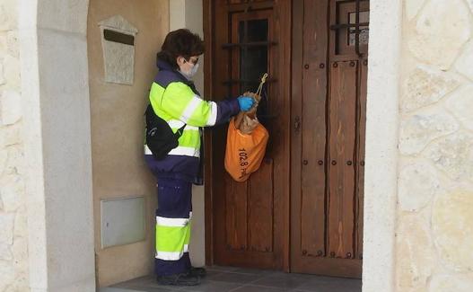 La alguacila reparte el pan por las casas en Castrodeza..