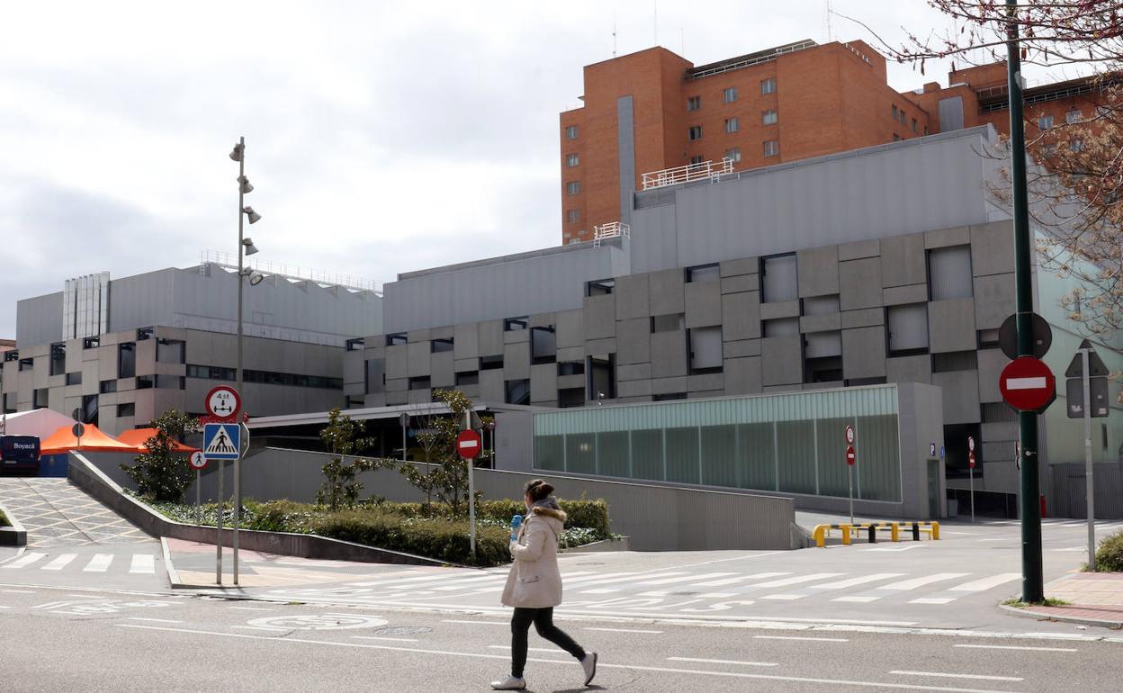 Una mujer pasa ante el Clínico de Valladolid. 