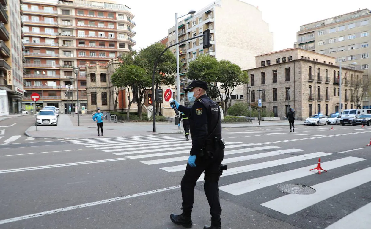 Un agente de la Policía Nacional, durante un control en el centro de Salamanca.