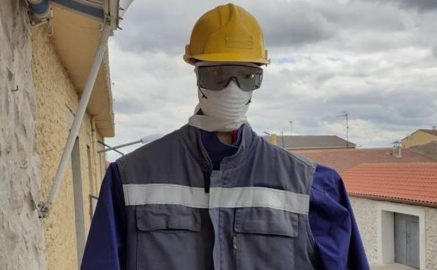 Imagen principal - Tres de los modelos expuestos en el balcón por el vecino de Montemayor.