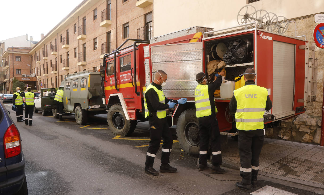 La UME desinfecta los lugares con mayor riesgo de contagio en Palencia. 