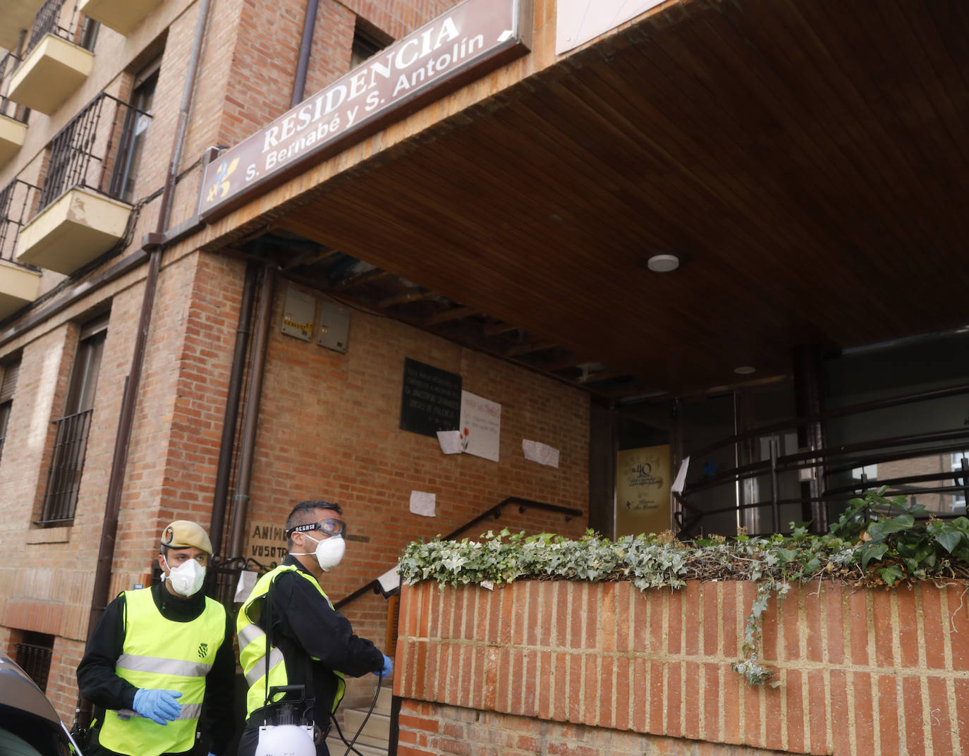 La UME desinfecta los lugares con mayor riesgo de contagio en Palencia. 