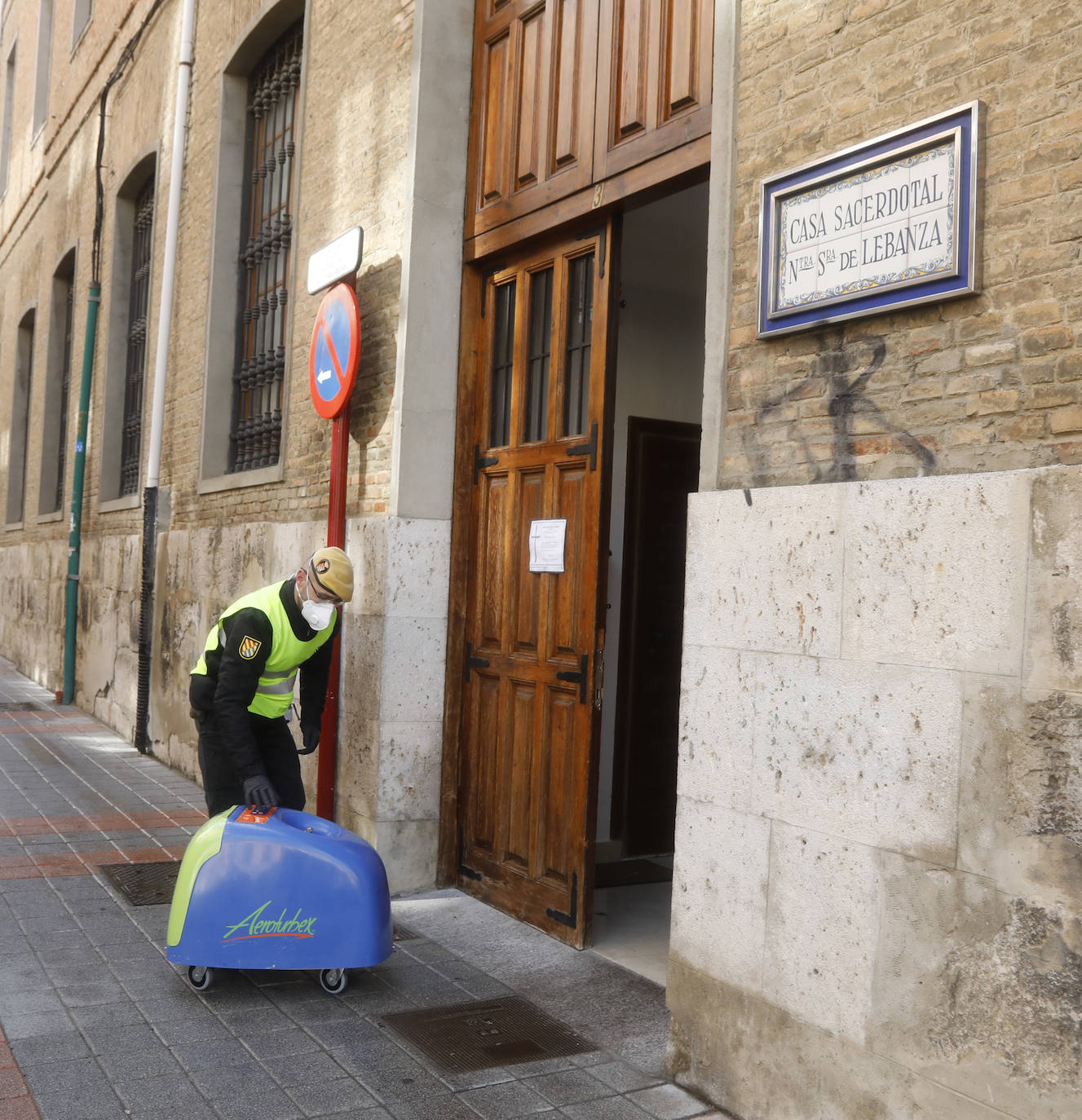 La UME desinfecta los lugares con mayor riesgo de contagio en Palencia. 