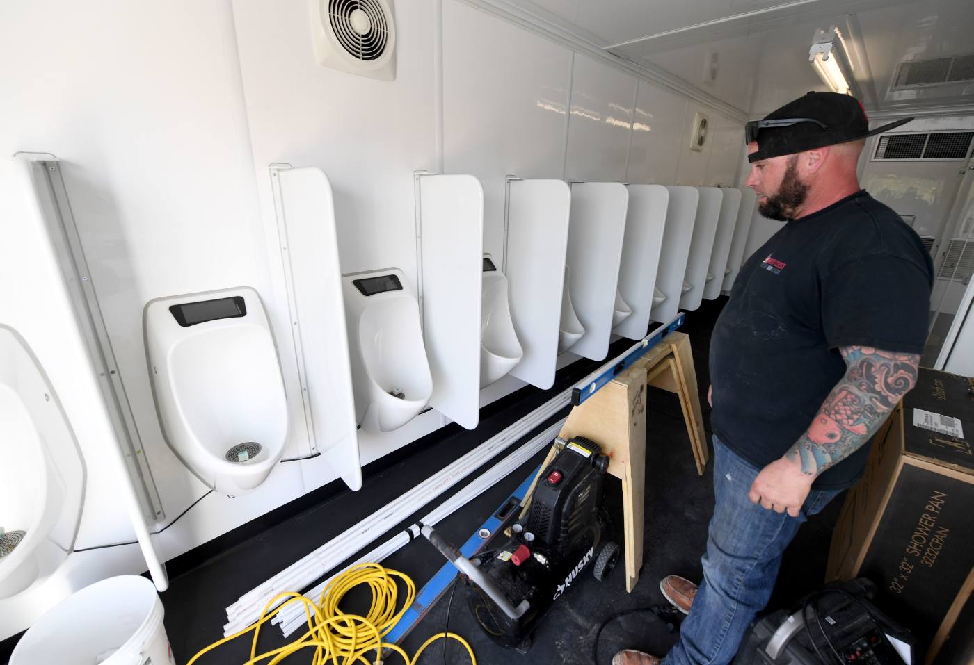 Medio millar de gente sin hogar se ha quedado al raso al cerrase un centro de caridad donde pasaban la noche por el Covid-19 en Las Vegas. Las autoridades han instalado un albergue provisional en un parking al aire libre.