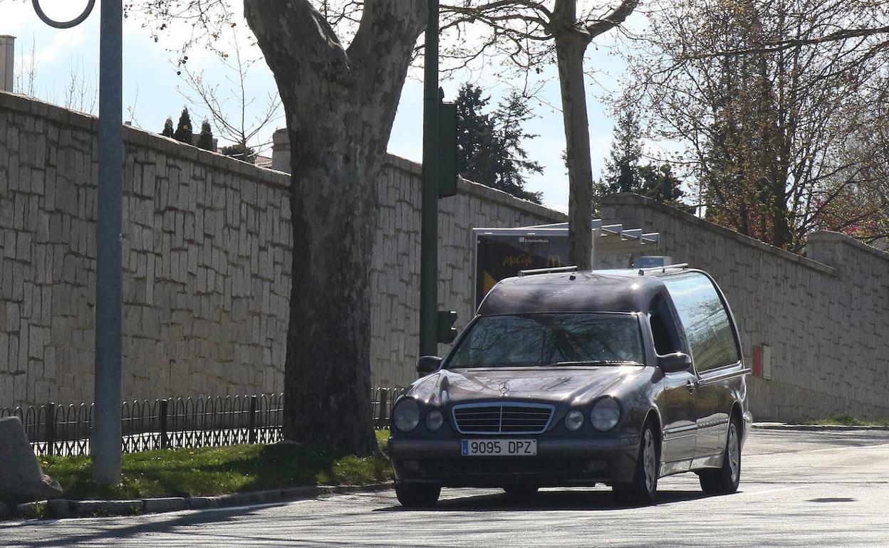 Un coche fúnebre circula por una céntrica calle de la capital segoviana, cerca del tanatorio. 