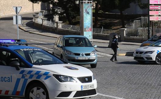 Control de la Policía Local en la plaza de la Artiillería. 