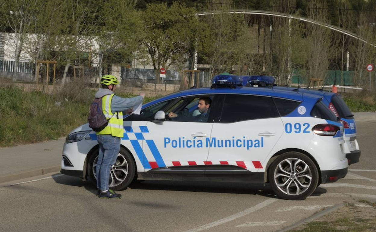 La Policía Municipal identifica a un ciclista junto al Parque de las Contiendas el pasado lunes. 