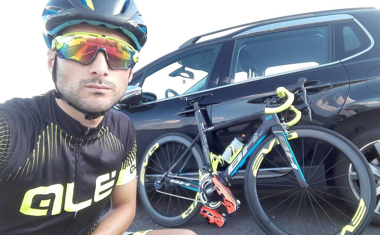 El duatleta salmantino Pedro Ramos, antes de salir a entrenar con su bicicleta. 