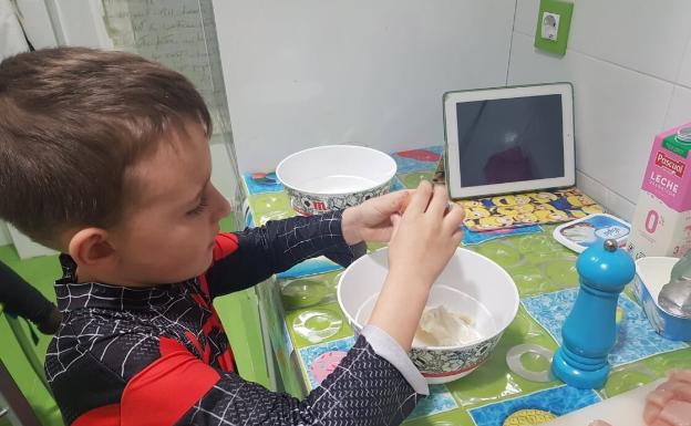 El pequeño Álex, mientras trabaja en la cocina.