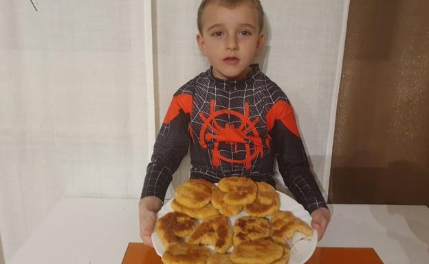 Imagen principal - Coronavirus: Recetario para la cuarentena: Los &#039;nuggets&#039; de Álex (5 años), filetes de pollo con formas divertidas