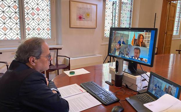 El presidente catalán, en videoconferencia con miembros de su gobierno.