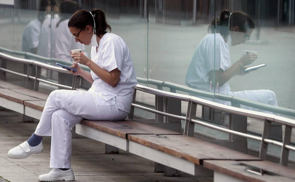 Una sanitaria durante su turno de descanso en el hospital provisional de IFEMA en Madrid.