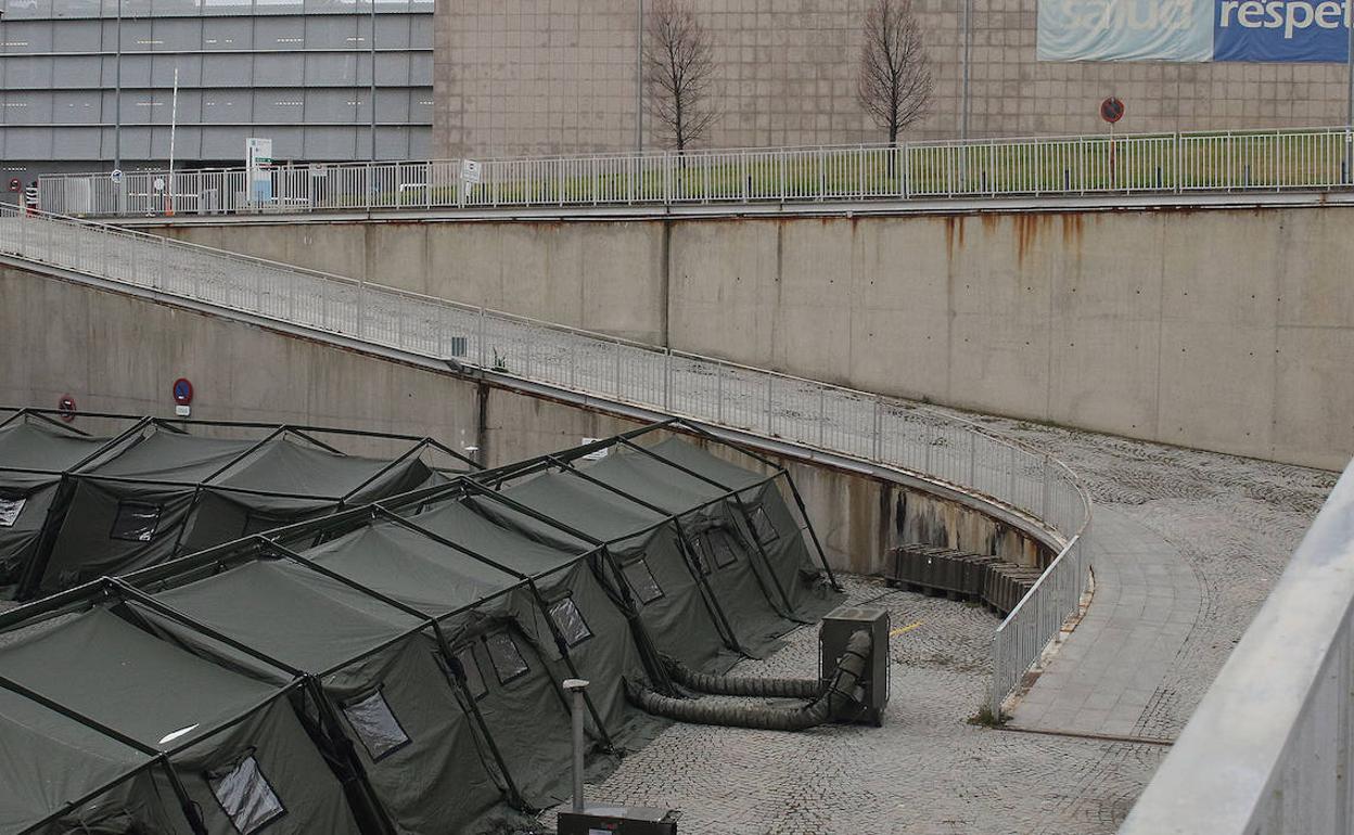 Parte de las tiendas instaladas como hospital de campaña en el 'parking' de empleados del complejo. 