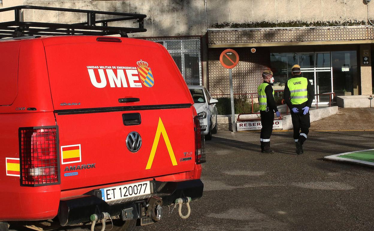 Miembros de la UME en labores de desinfección de una residencia en Segovia. 