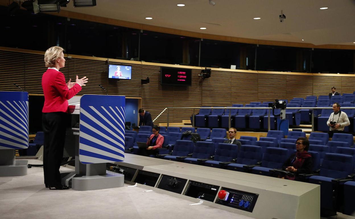 Ursula Von der Leyen, presidenta de la Comisión Europea, habla ayer en conferencia de prensa sobre la crisis de coronavirus. 