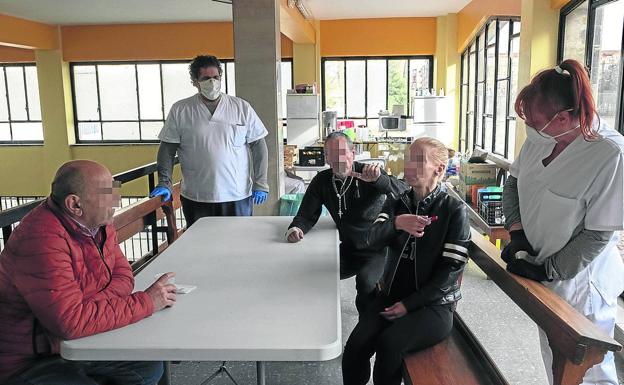 Trabajadores y voluntarios departen con residentes alojados en el Seminario. 