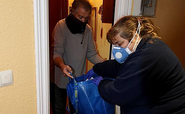 La cesta de la compra, en la puerta de casa