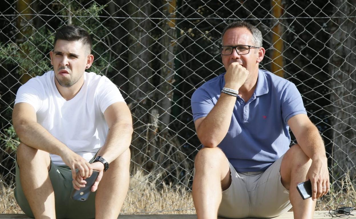 Curiel sigue un entrenamiento de Unionistas con Etxeberria. 