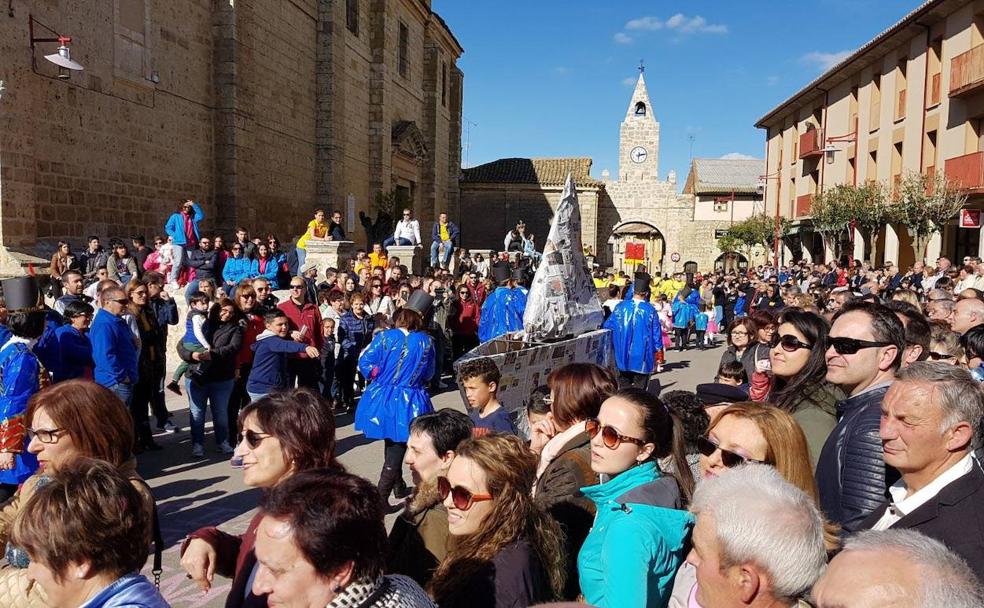 Desfile de peñas en las fiestas de la Exaltación de la Cruz en Villabrágima. 