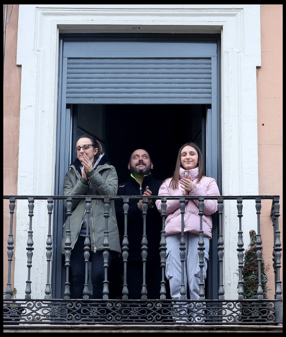 Fotos: Los balcones de La Rondilla se llenan a las ocho de la tarde para aplaudir a los que luchan contra el coronavirus