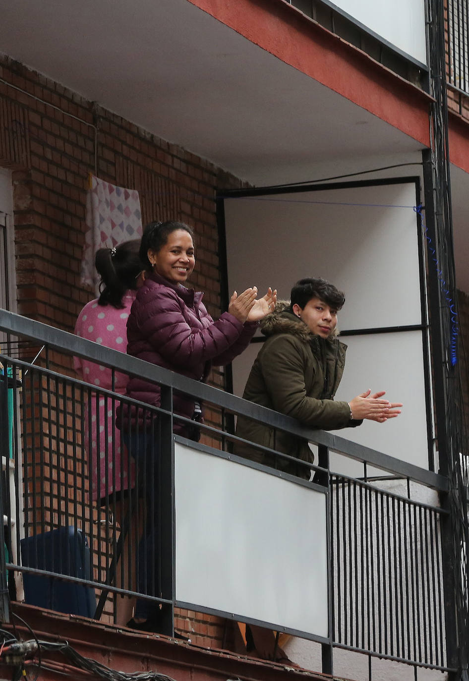 Fotos: Los balcones de La Rondilla se llenan a las ocho de la tarde para aplaudir a los que luchan contra el coronavirus
