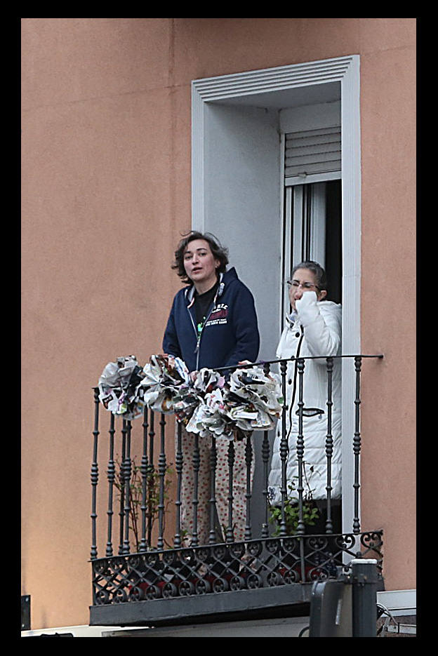 Fotos: Los balcones de La Rondilla se llenan a las ocho de la tarde para aplaudir a los que luchan contra el coronavirus