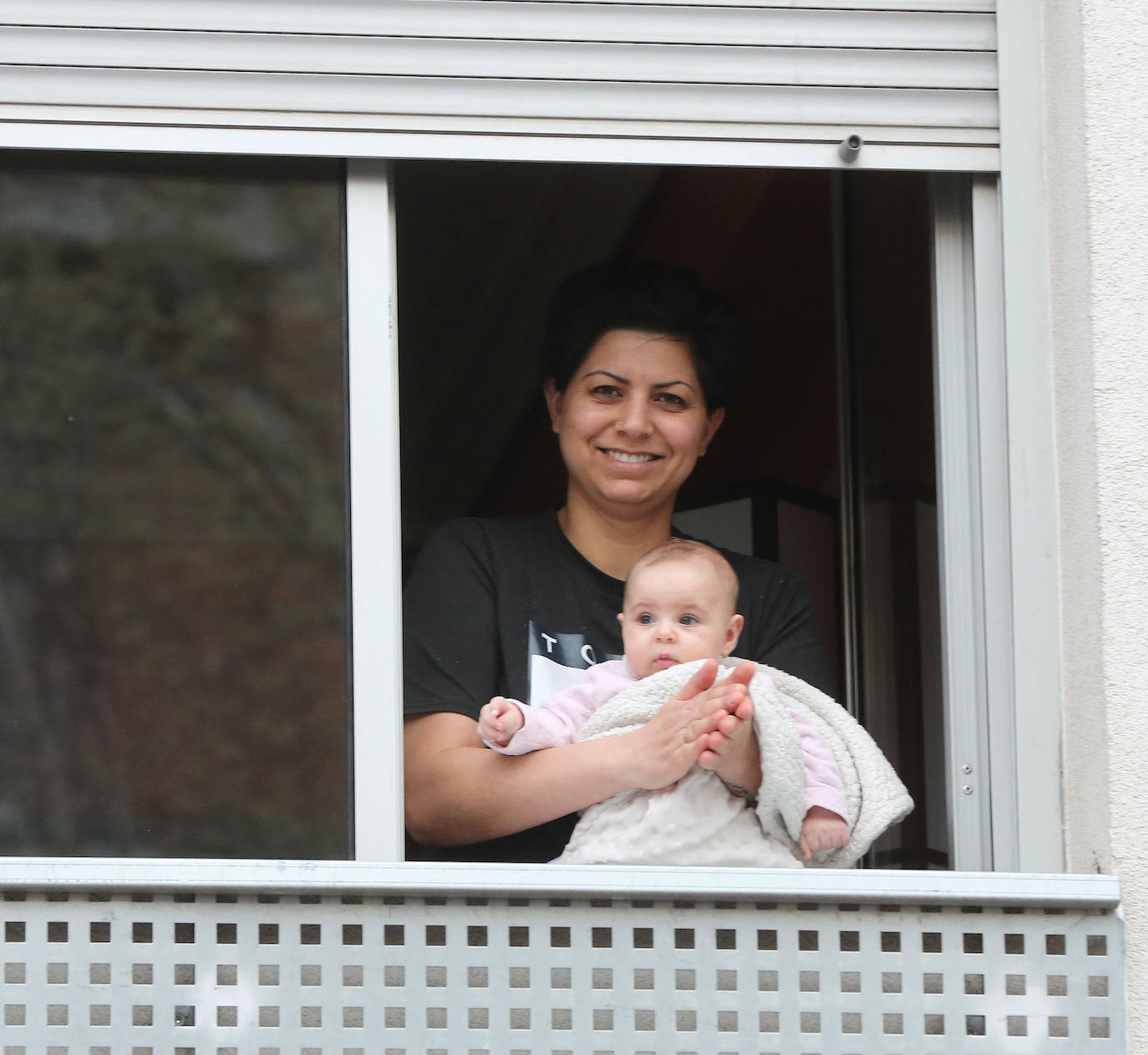 Fotos: Los balcones de La Rondilla se llenan a las ocho de la tarde para aplaudir a los que luchan contra el coronavirus