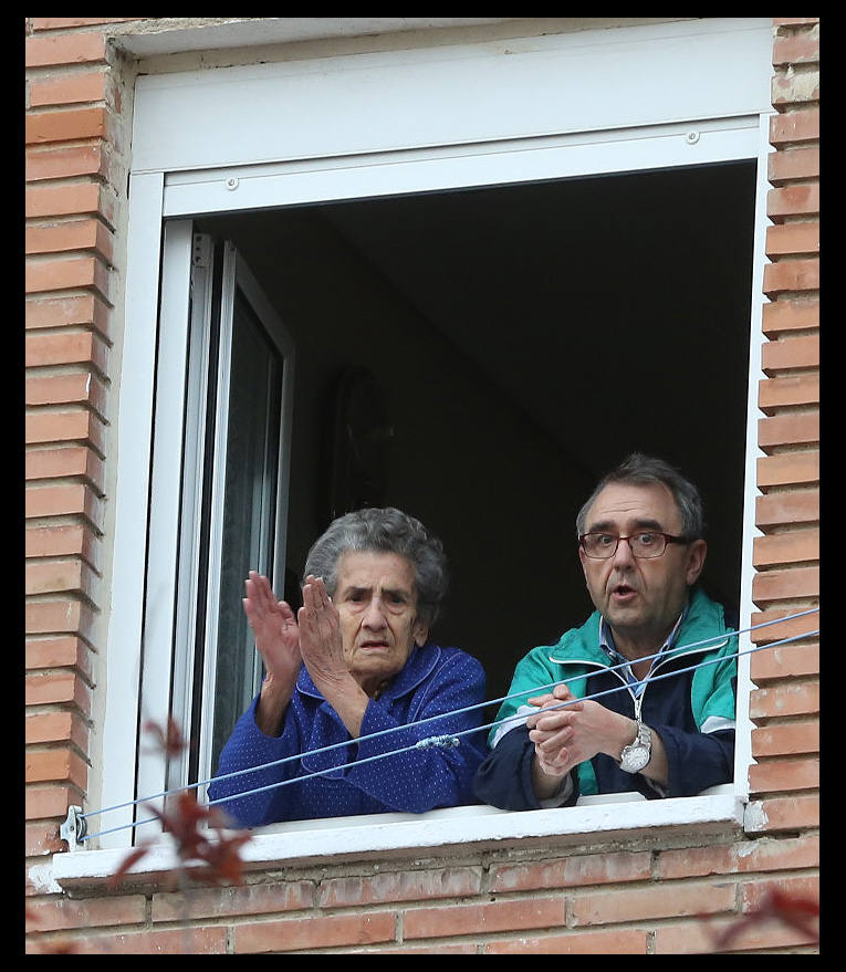 Fotos: Los balcones de La Rondilla se llenan a las ocho de la tarde para aplaudir a los que luchan contra el coronavirus