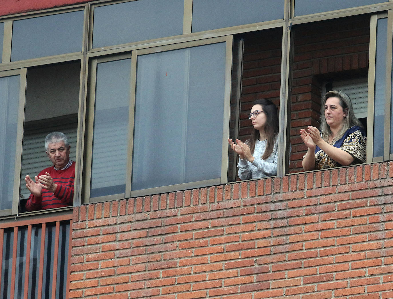 Los aplausos de las ocho, la cita ineludible del día. 