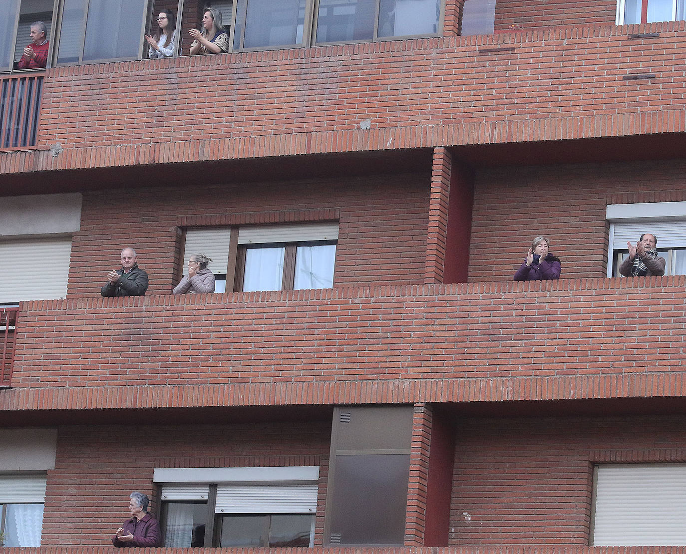 Los aplausos de las ocho, la cita ineludible del día. 