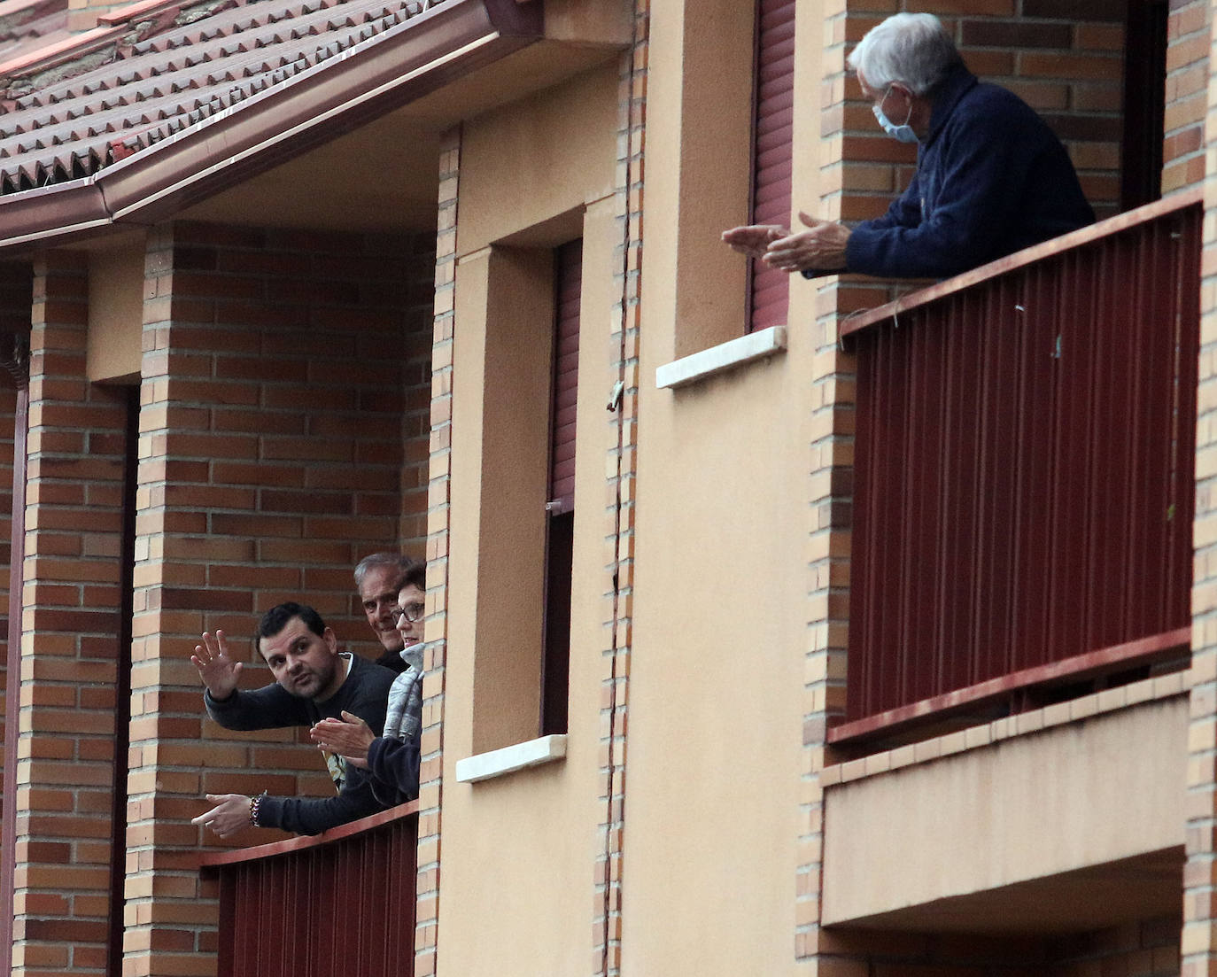 Los aplausos de las ocho, la cita ineludible del día. 