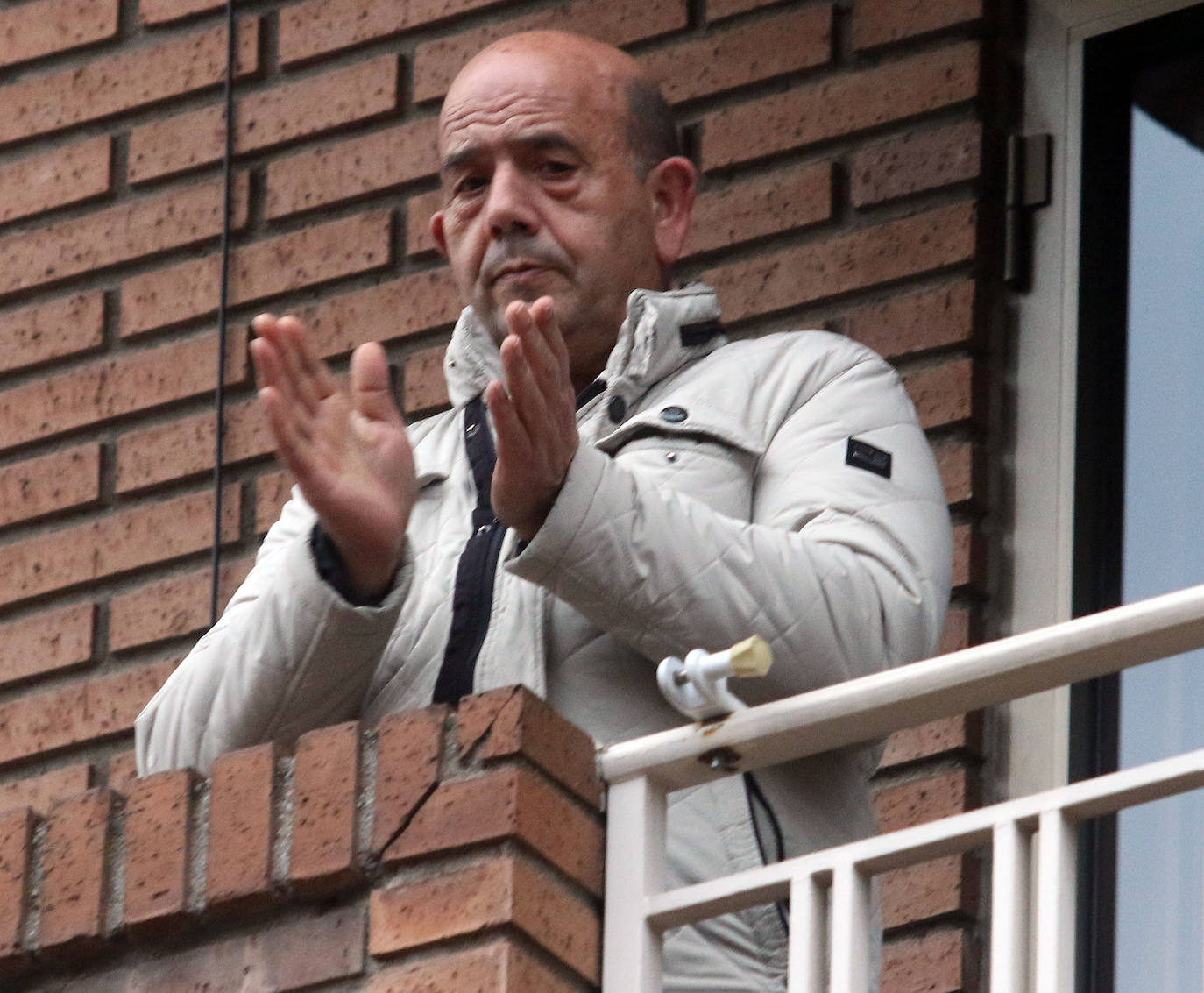 Los aplausos de las ocho, la cita ineludible del día. 