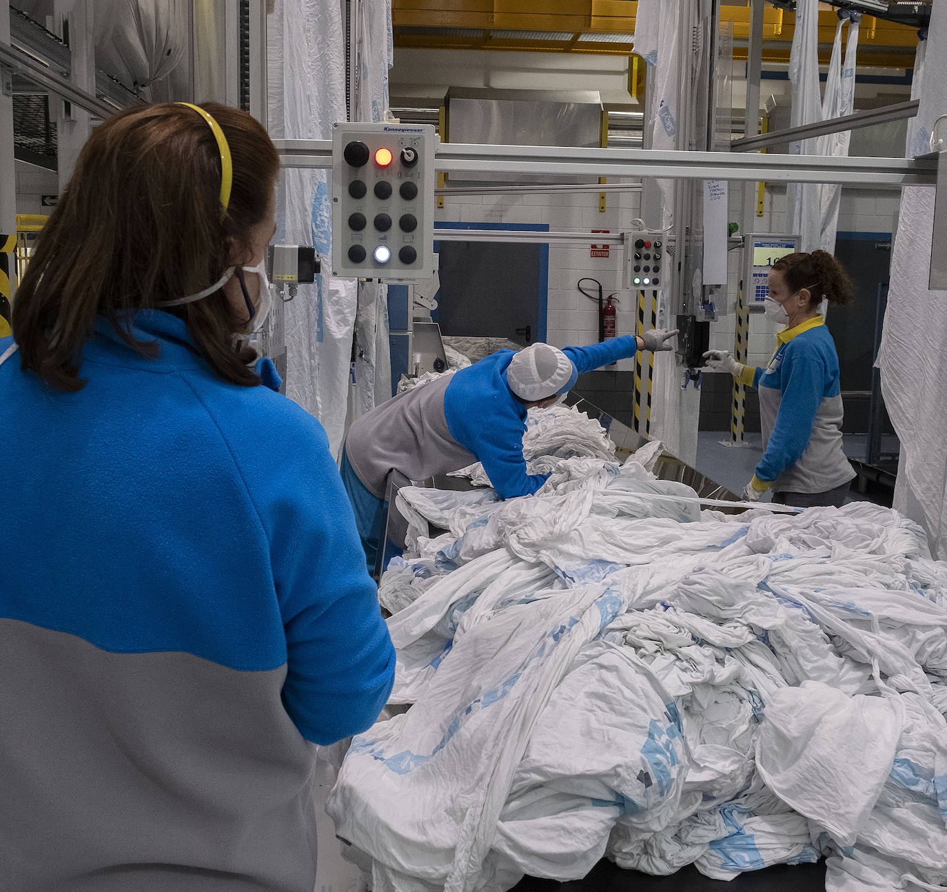 Fotos: Así se trabaja en la lavandería que trata ropa de hospital en Castilla y León