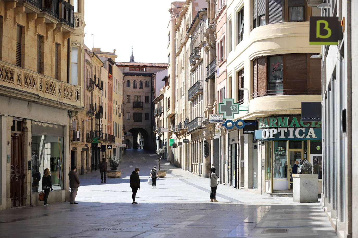 Los parques y plazas vacías y el silencio de la vía pública están a la espera de que la ciudad regrese a su actividad cotidiana. 