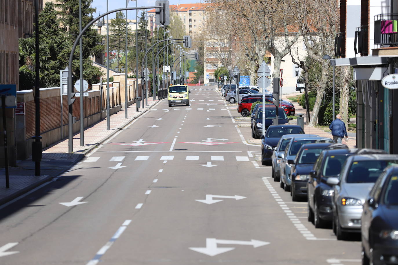 Los parques y plazas vacías y el silencio de la vía pública están a la espera de que la ciudad regrese a su actividad cotidiana. 