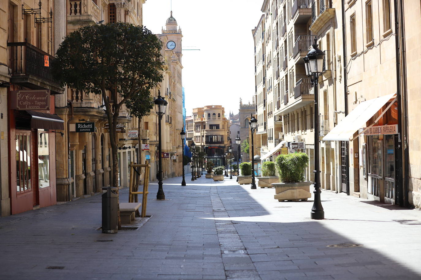 Los parques y plazas vacías y el silencio de la vía pública están a la espera de que la ciudad regrese a su actividad cotidiana. 