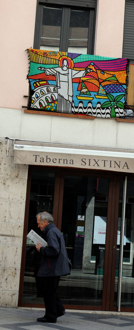 Los balcones y ventanas se han convertido desde que comenzó el estado de alarma en Valladolid en un espacio de encuentro, de esperanza y de vecindad. Son prácticamente nuestro único contacto con el exterior. Unos los decoran, otros toman el apetitivo en ellos y todos se mandan ánimos a distancia. 