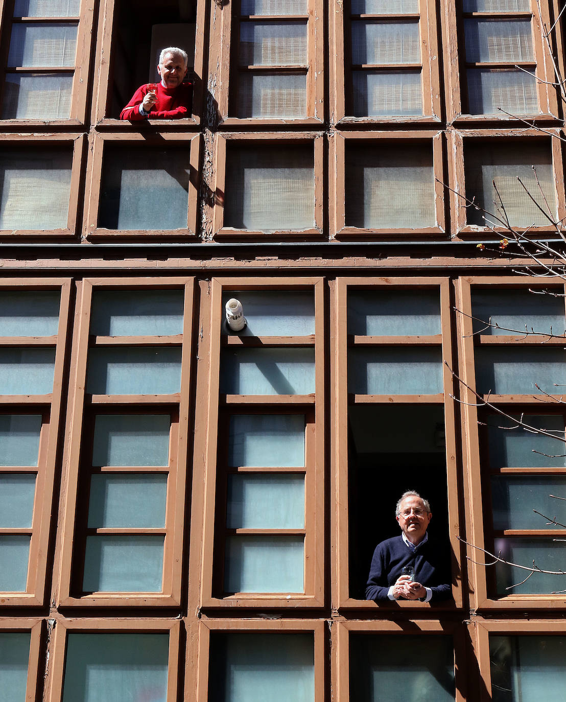 Los balcones y ventanas se han convertido desde que comenzó el estado de alarma en Valladolid en un espacio de encuentro, de esperanza y de vecindad. Son prácticamente nuestro único contacto con el exterior. Unos los decoran, otros toman el apetitivo en ellos y todos se mandan ánimos a distancia. 