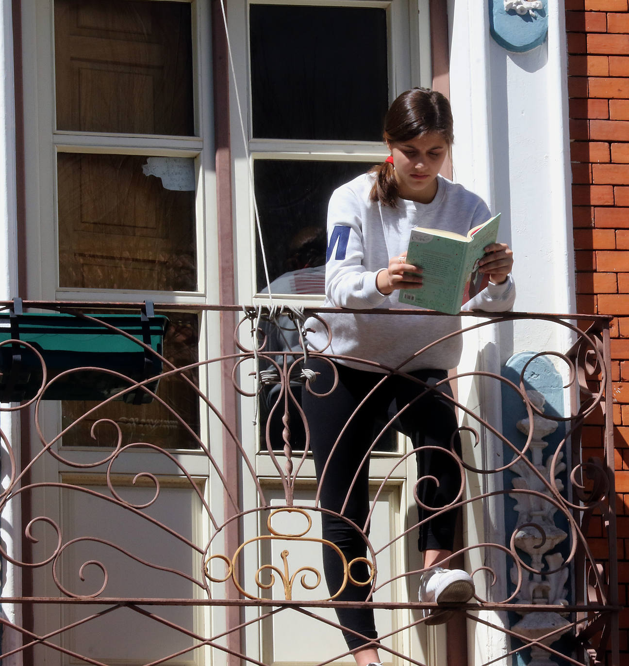 Los balcones y ventanas se han convertido desde que comenzó el estado de alarma en Valladolid en un espacio de encuentro, de esperanza y de vecindad. Son prácticamente nuestro único contacto con el exterior. Unos los decoran, otros toman el apetitivo en ellos y todos se mandan ánimos a distancia. 