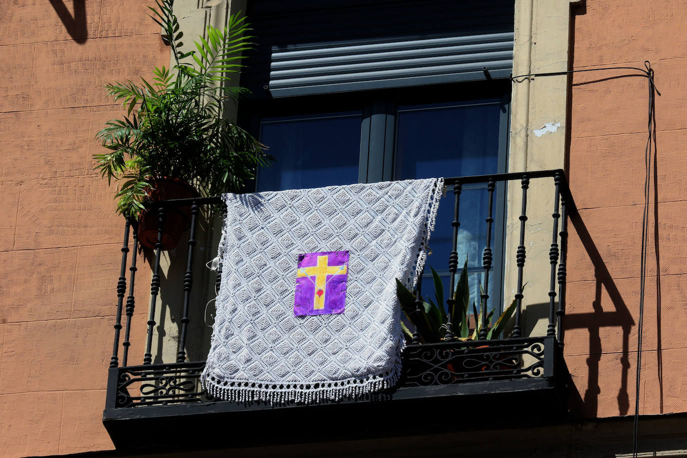 Los balcones y ventanas se han convertido desde que comenzó el estado de alarma en Valladolid en un espacio de encuentro, de esperanza y de vecindad. Son prácticamente nuestro único contacto con el exterior. Unos los decoran, otros toman el apetitivo en ellos y todos se mandan ánimos a distancia. 