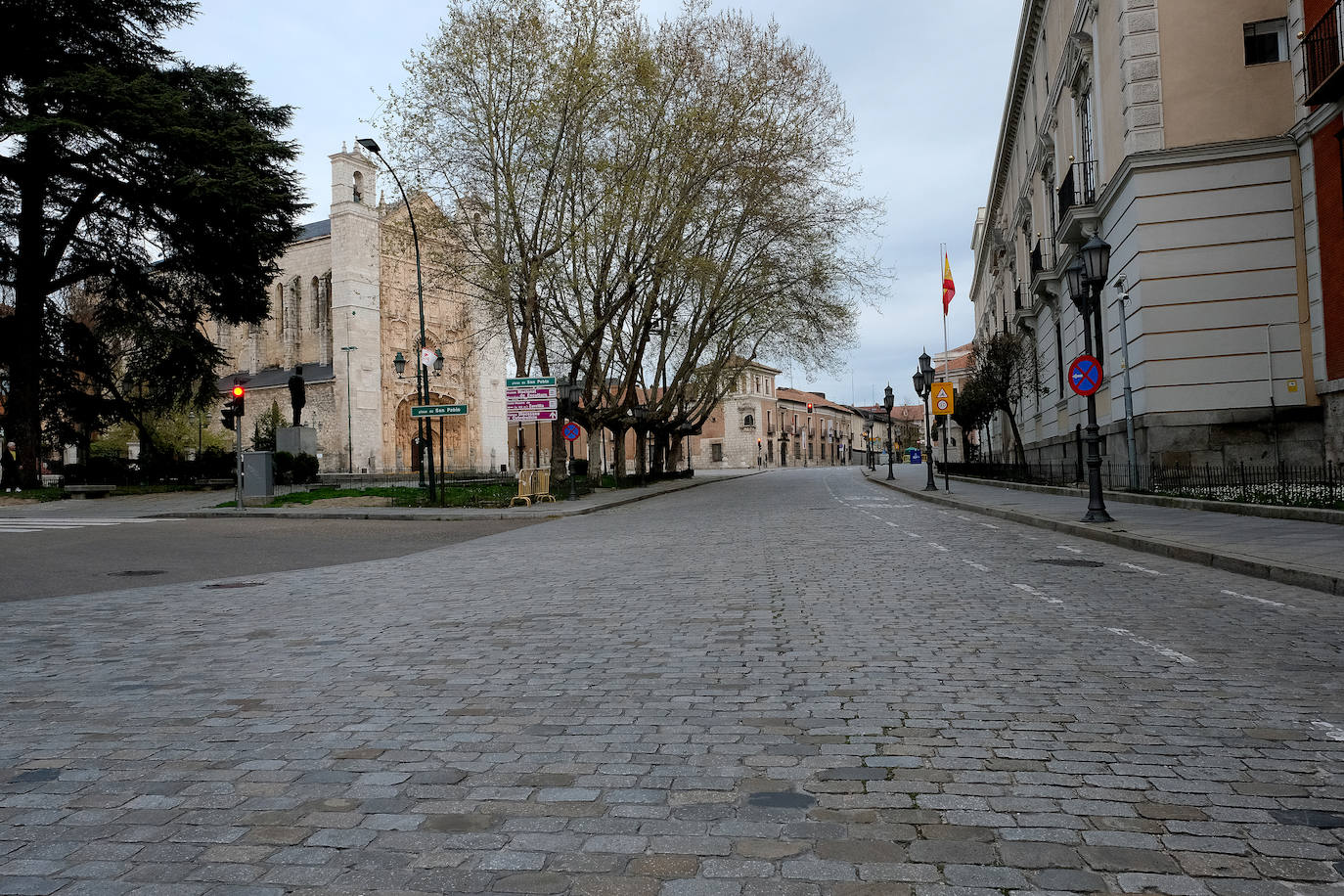 Fotos: Las calles de Valladolid, vacías en el sábado de la tercera semana de estado de alarma